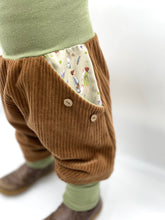 Lade das Bild in den Galerie-Viewer, Hose für Kinder und Babys Cord Hellbraun/Olive mit glückliche Hühner Taschen