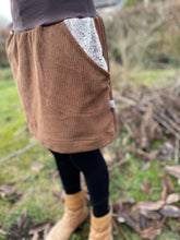 Lade das Bild in den Galerie-Viewer, Bio Cord Rock Damen Hellbraun/Braun Blümchen Taschen mit oder ohne Haarband
