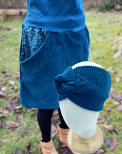 Lade das Bild in den Galerie-Viewer, Bio Cord Rock Damen Meeresblau mit Blumen Taschen mit oder ohne Haarband