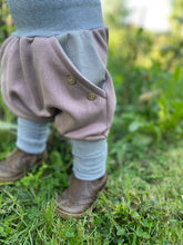 Lade das Bild in den Galerie-Viewer, BIO SOFT SWEAT HOSE Altrosa/Grau Uni Taschen Mitwachsend