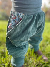 Lade das Bild in den Galerie-Viewer, CORDNICKY-H0SE CORD Mint Vögel mit Blumen