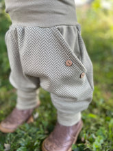 Lade das Bild in den Galerie-Viewer, Fischgräthose Bio Jacquard Sweat Hose Khaki/Olive Taschen Mitwachshose