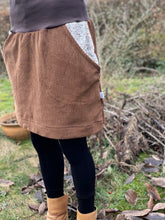 Lade das Bild in den Galerie-Viewer, Bio Cord Rock Damen Hellbraun/Braun Blümchen Taschen mit oder ohne Haarband