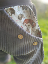 Lade das Bild in den Galerie-Viewer, CORDNICKY-H0SE Grau Waldtiere Fuchs Dachs Reh