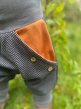 Lade das Bild in den Galerie-Viewer, Fischgräthose Bio Jacquard Sweat Hose Schwarz/Grau Uni Taschen Mitwachshose