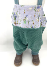 Lade das Bild in den Galerie-Viewer, Latzhose für Kinder und Babys Cord Mint mit Frühlingselfen