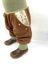 Lade das Bild in den Galerie-Viewer, Hose für Kinder und Babys Cord Hellbraun/Olive mit glückliche Hühner Taschen