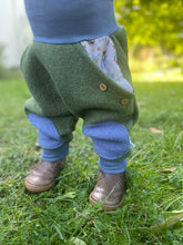 Lade das Bild in den Galerie-Viewer, WOLLWALK-HOSE Khaki/Jensblau glückliche Hühner Taschen Kniepatches