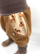 Lade das Bild in den Galerie-Viewer, Hose für Kinder und Babys Cord Hellbraun/Braun mit Rehfamilie Taschen