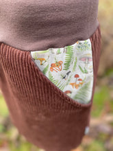 Lade das Bild in den Galerie-Viewer, Bio Cord Rock Damen Braun Waldpilze Steinpilze Taschen mit oder ohne Haarband