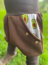 Lade das Bild in den Galerie-Viewer, BIO SOFT SWEAT HOSE Braun Avocado Taschen Mitwachsend
