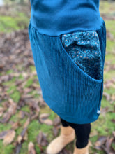 Lade das Bild in den Galerie-Viewer, Bio Cord Rock Damen Meeresblau mit Blumen Taschen mit oder ohne Haarband