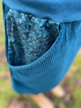 Lade das Bild in den Galerie-Viewer, Bio Cord Rock Damen Meeresblau mit Blumen Taschen mit oder ohne Haarband