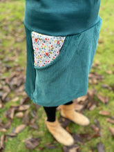 Lade das Bild in den Galerie-Viewer, Bio Cord Rock Damen Dunkelmint mit Blumenranken Taschen mit oder ohne Haarband