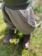 Lade das Bild in den Galerie-Viewer, MUSSELIN-HOSE Olive Blumen