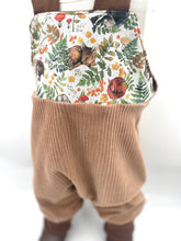 Lade das Bild in den Galerie-Viewer, Latzhose für Kinder und Babys Cord Haselnuss mit schlafende Tierkinder