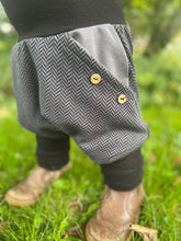 Lade das Bild in den Galerie-Viewer, Fischgräthose Bio Jacquard Sweat Hose Schwarz/Grau Uni Taschen Mitwachshose