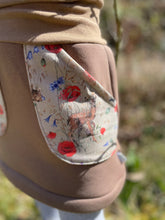 Lade das Bild in den Galerie-Viewer, Sweat Rock Haselnuss Reh im Mohn mit oder ohne Haarband