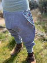Lade das Bild in den Galerie-Viewer, MUSSELIN-HOSE Hellblau/Mint Blumenranke
