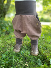 Lade das Bild in den Galerie-Viewer, Fischgräthose Bio Jacquard Sweat Hose Hellbraun/Braun Uni Taschen Mitwachshose