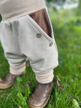 Lade das Bild in den Galerie-Viewer, Fischgräthose Bio Jacquard Sweat Hose Beige Hellbraun Uni Taschen Mitwachshose