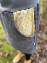 Lade das Bild in den Galerie-Viewer, Bio Cord Rock Damen Grau Fächermuster Taschen mit oder ohne Haarband