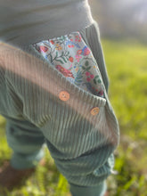 Lade das Bild in den Galerie-Viewer, CORDNICKY-H0SE CORD Mint Vögel mit Blumen