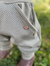 Lade das Bild in den Galerie-Viewer, Fischgräthose Bio Jacquard Sweat Hose Khaki/Olive Taschen Mitwachshose