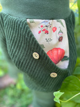 Lade das Bild in den Galerie-Viewer, CORDNICKY-H0SE CORD Waldgrün Kürbis Zwerg