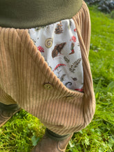 Lade das Bild in den Galerie-Viewer, CORDNICKY-H0SE Haselnuss/Khaki Zwerg Pilz Fuchs