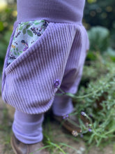 Lade das Bild in den Galerie-Viewer, CORDNICKY-H0SE CORD Lavendel Holunder Elfe