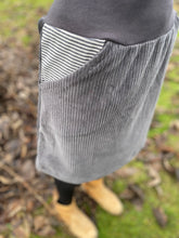 Lade das Bild in den Galerie-Viewer, Bio Cord Rock Damen Grau mit gestreiften Taschen mit oder ohne Haarband