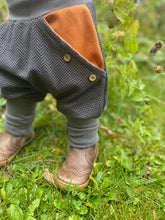 Lade das Bild in den Galerie-Viewer, Fischgräthose Bio Jacquard Sweat Hose Schwarz/Grau Uni Taschen Mitwachshose