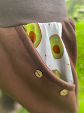 Lade das Bild in den Galerie-Viewer, BIO SOFT SWEAT HOSE Braun Avocado Taschen Mitwachsend