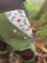 Lade das Bild in den Galerie-Viewer, WOLLWALK-HOSE Khaki/Braun Zauber Pilz Zwerg Taschen Kniepatches
