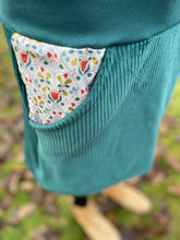 Lade das Bild in den Galerie-Viewer, Bio Cord Rock Damen Dunkelmint mit Blumenranken Taschen mit oder ohne Haarband