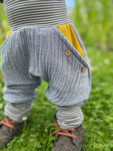 Lade das Bild in den Galerie-Viewer, MUSSELIN-HOSE BLAUMELIERT SENFGELB/GESTREIFT