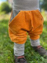 Lade das Bild in den Galerie-Viewer, CORDNICKY-H0SE SENFGELB GRAU/GESTREIFT