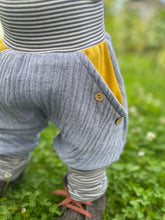 Lade das Bild in den Galerie-Viewer, MUSSELIN-HOSE BLAUMELIERT SENFGELB/GESTREIFT