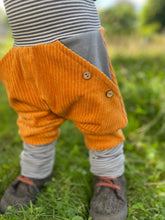 Lade das Bild in den Galerie-Viewer, CORDNICKY-H0SE SENFGELB GRAU/GESTREIFT