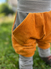 Lade das Bild in den Galerie-Viewer, CORDNICKY-H0SE SENFGELB GRAU/GESTREIFT