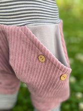 Lade das Bild in den Galerie-Viewer, CORDNICKY-H0SE ALTROSA GRAU/GESTREIFT