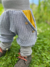 Lade das Bild in den Galerie-Viewer, MUSSELIN-HOSE BLAUMELIERT SENFGELB/GESTREIFT