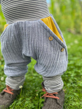 Lade das Bild in den Galerie-Viewer, MUSSELIN-HOSE BLAUMELIERT SENFGELB/GESTREIFT