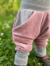 Lade das Bild in den Galerie-Viewer, CORDNICKY-H0SE ALTROSA GRAU/GESTREIFT
