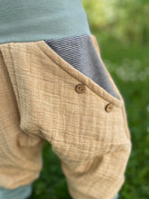 Lade das Bild in den Galerie-Viewer, MUSSELIN-HOSE SANDMELIERT GESTREIFT/MINT