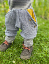 Lade das Bild in den Galerie-Viewer, MUSSELIN-HOSE BLAUMELIERT SENFGELB/GESTREIFT