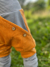 Lade das Bild in den Galerie-Viewer, CORDNICKY-H0SE SENFGELB GRAU/GESTREIFT