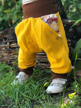 Lade das Bild in den Galerie-Viewer, MUSSELIN-HOSE SENFGELB TRAKTOR