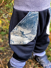 Lade das Bild in den Galerie-Viewer, SWEAT-HOSE BLAU WINTERWALD